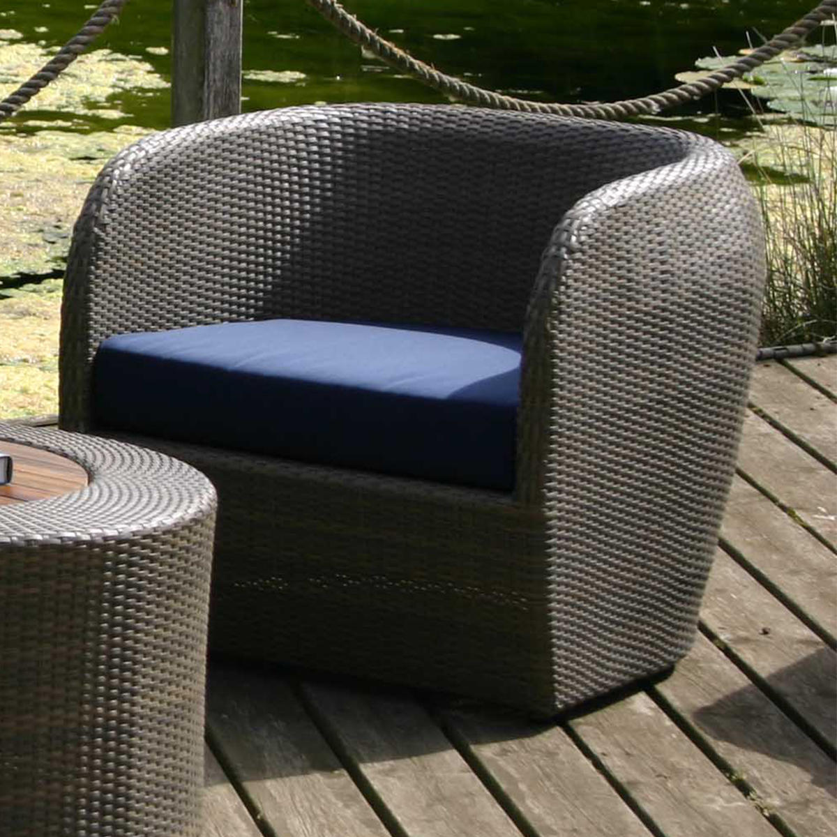 Outdoor wicker deals swivel club chair